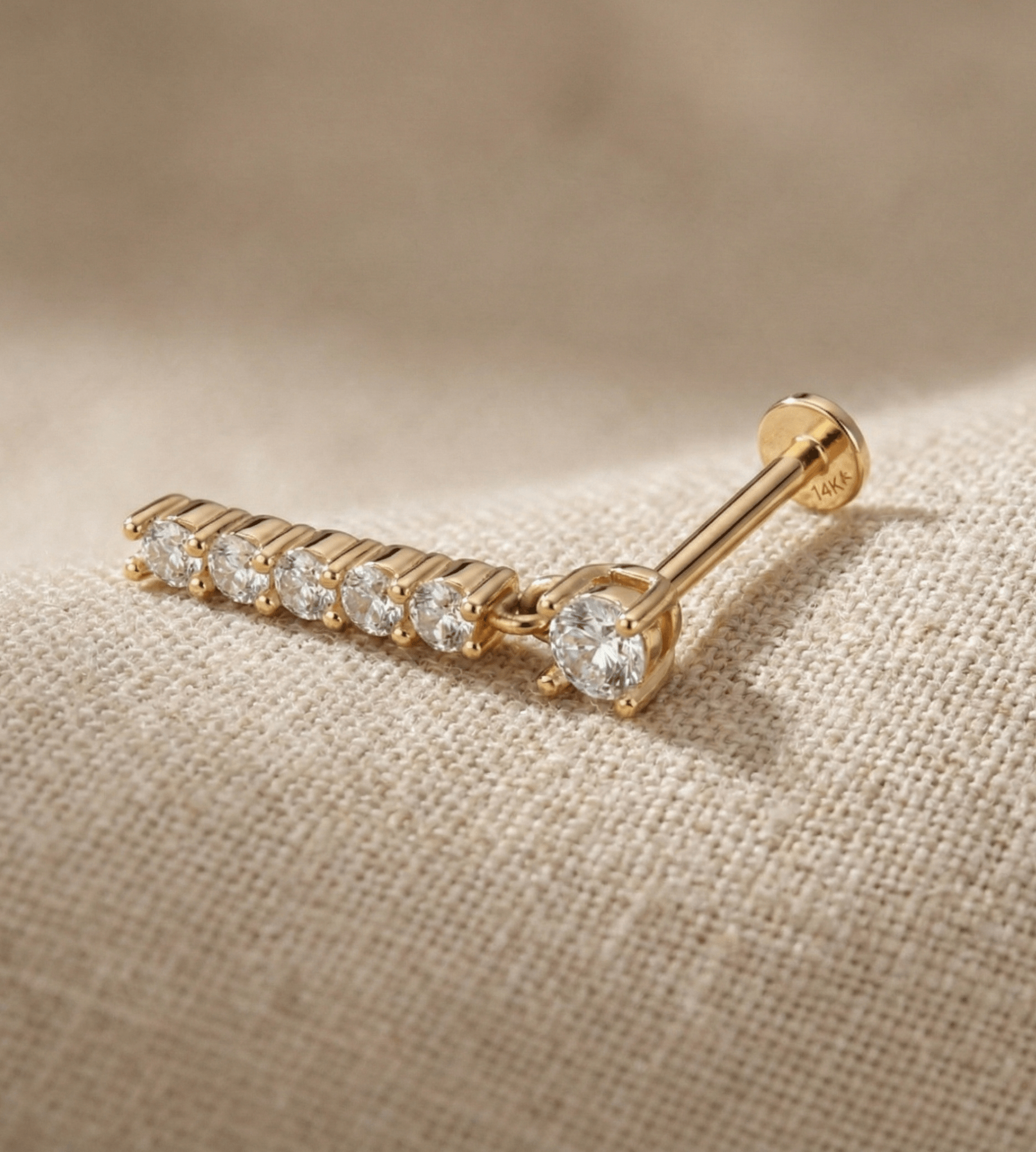 14K Tragus Örhänge I Äkta Guld Med Hängande Zirkonia Och Kedjedesign - Noxlookjewelry