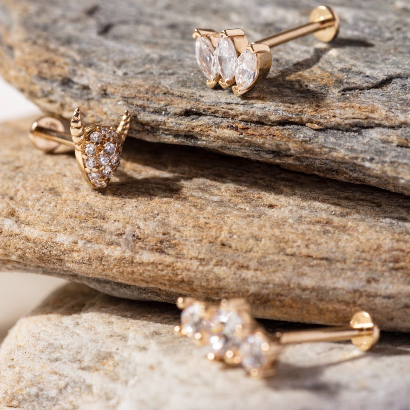 14K Tragusörhänge Djävulshorn I Äkta Guld Minimal Broskörhänge - Noxlookjewelry