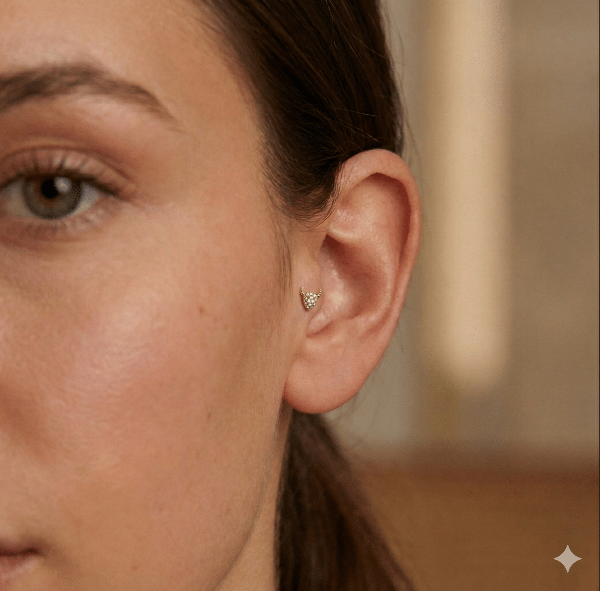 14K Tragusörhänge Djävulshorn I Äkta Guld Minimal Broskörhänge - Noxlookjewelry