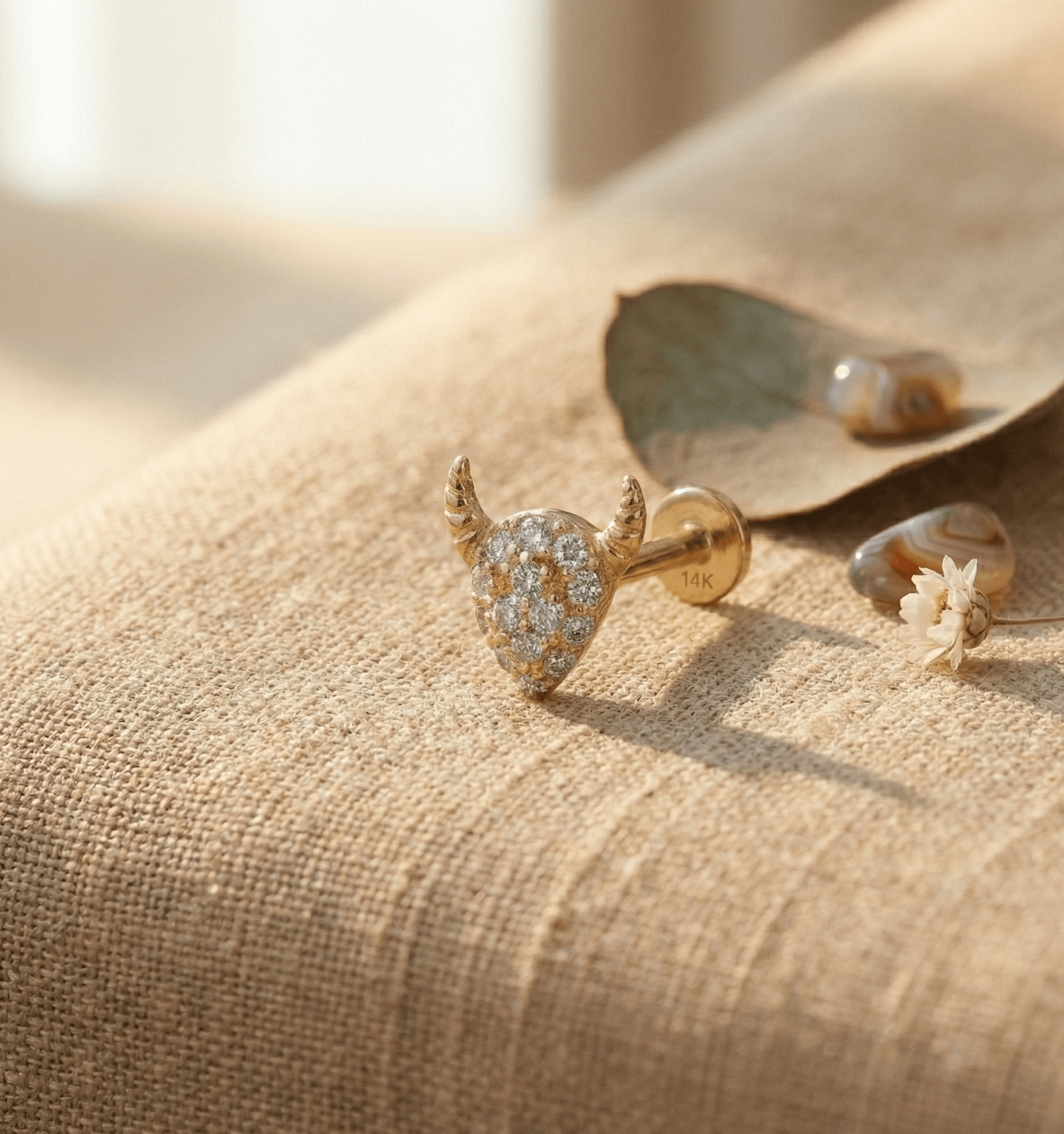 14K Tragusörhänge Djävulshorn I Äkta Guld Minimal Broskörhänge - Noxlookjewelry