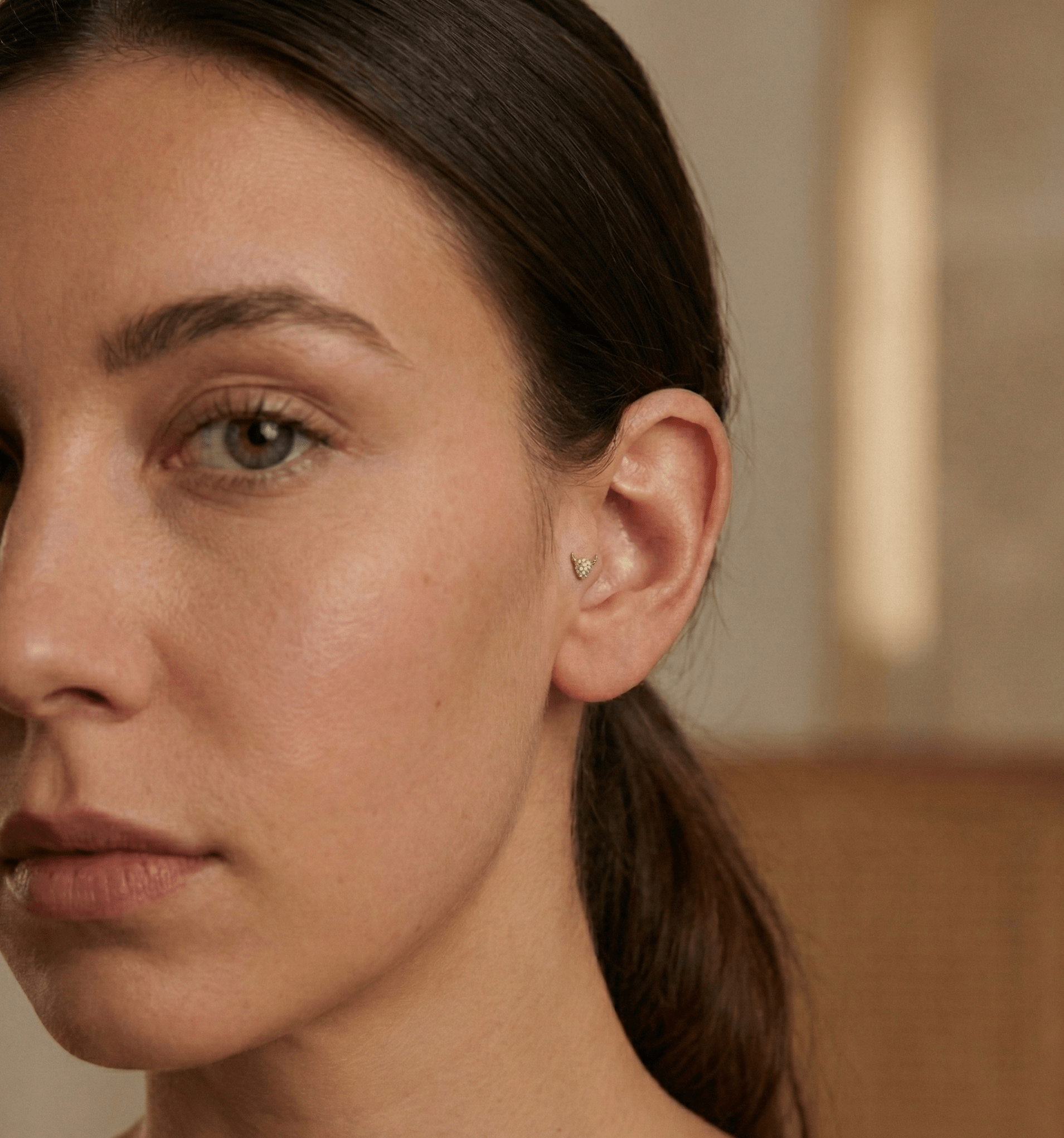 14K Tragusörhänge Djävulshorn I Äkta Guld Minimal Broskörhänge - Noxlookjewelry