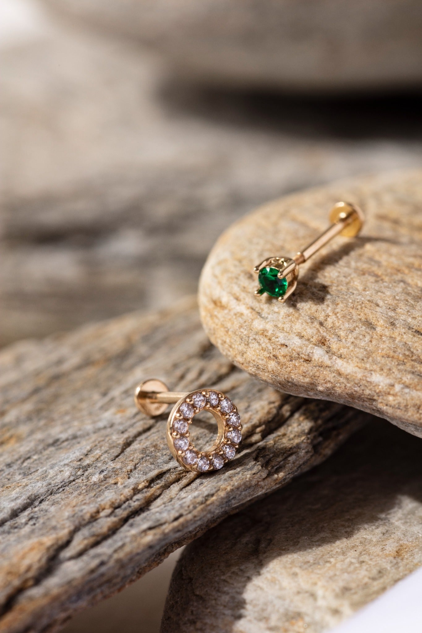 14K Tragusörhänge Grön Sten I Äkta Guld Minimalistiskt Broskörhänge - Noxlookjewelry