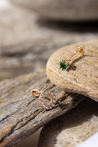 14K Tragusörhänge Grön Sten I Äkta Guld Minimalistiskt Broskörhänge - Noxlookjewelry
