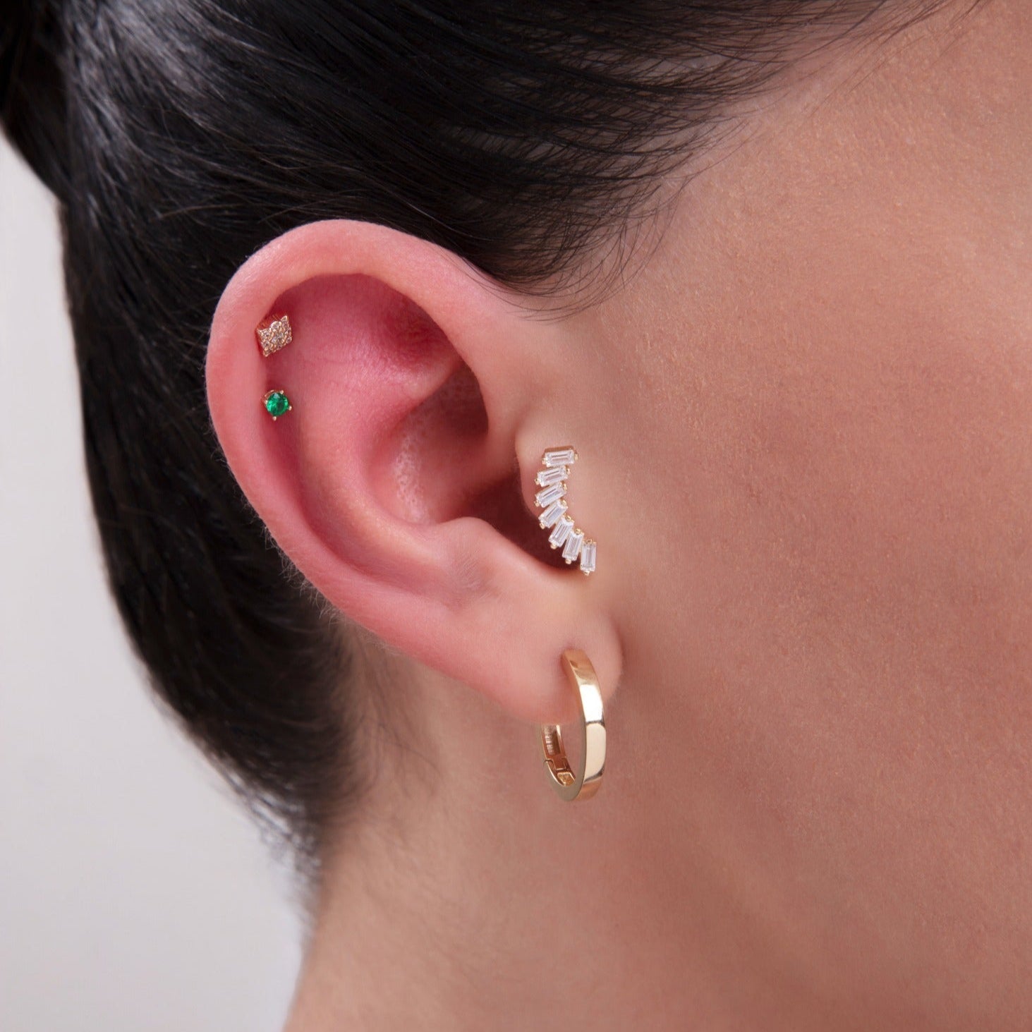 14K Tragusörhänge Grön Sten I Äkta Guld Minimalistiskt Broskörhänge - Noxlookjewelry