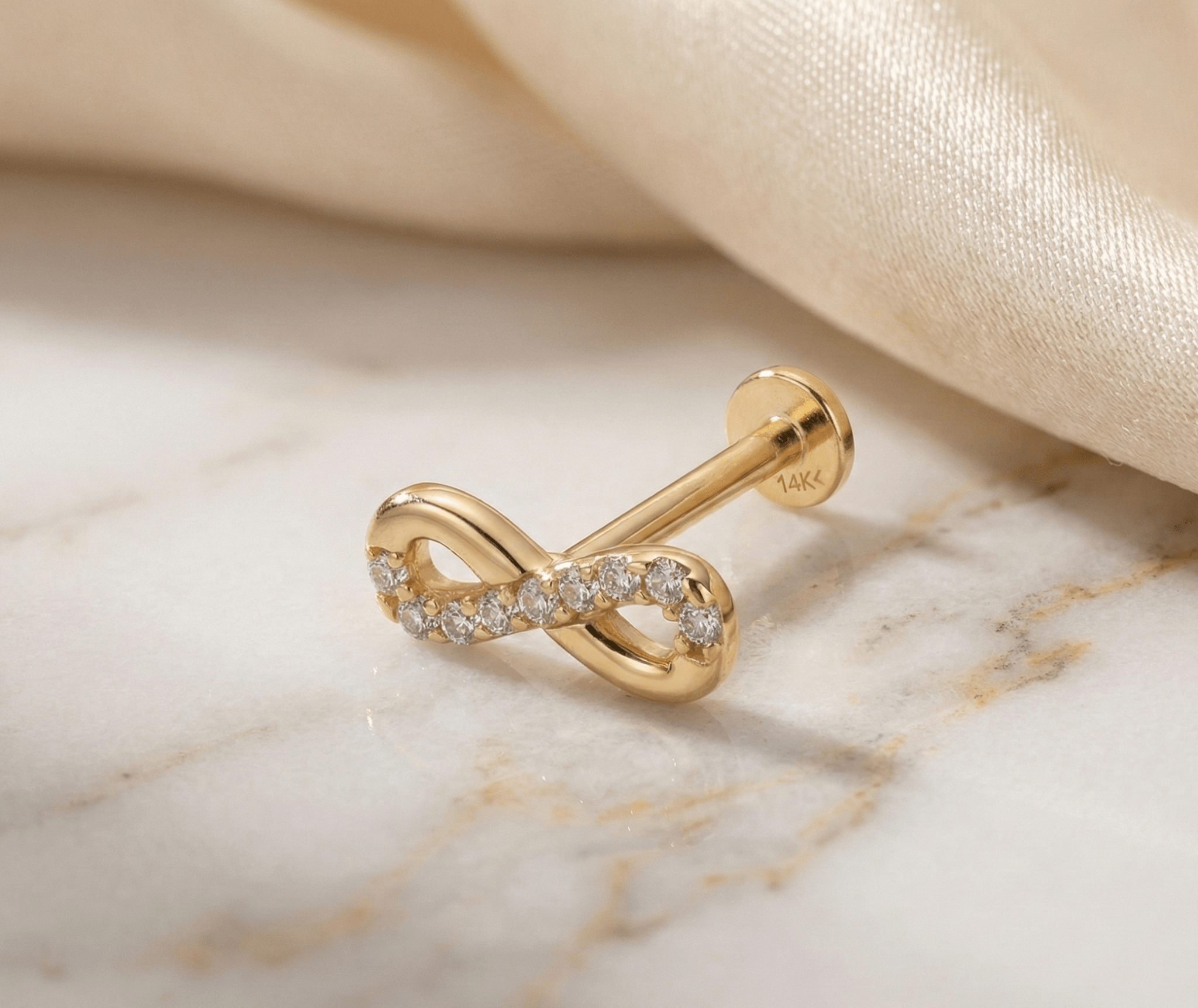 14K Tragusörhänge Oändlighetssymbol I Äkta Guld Elegant Broskörhänge - Noxlookjewelry