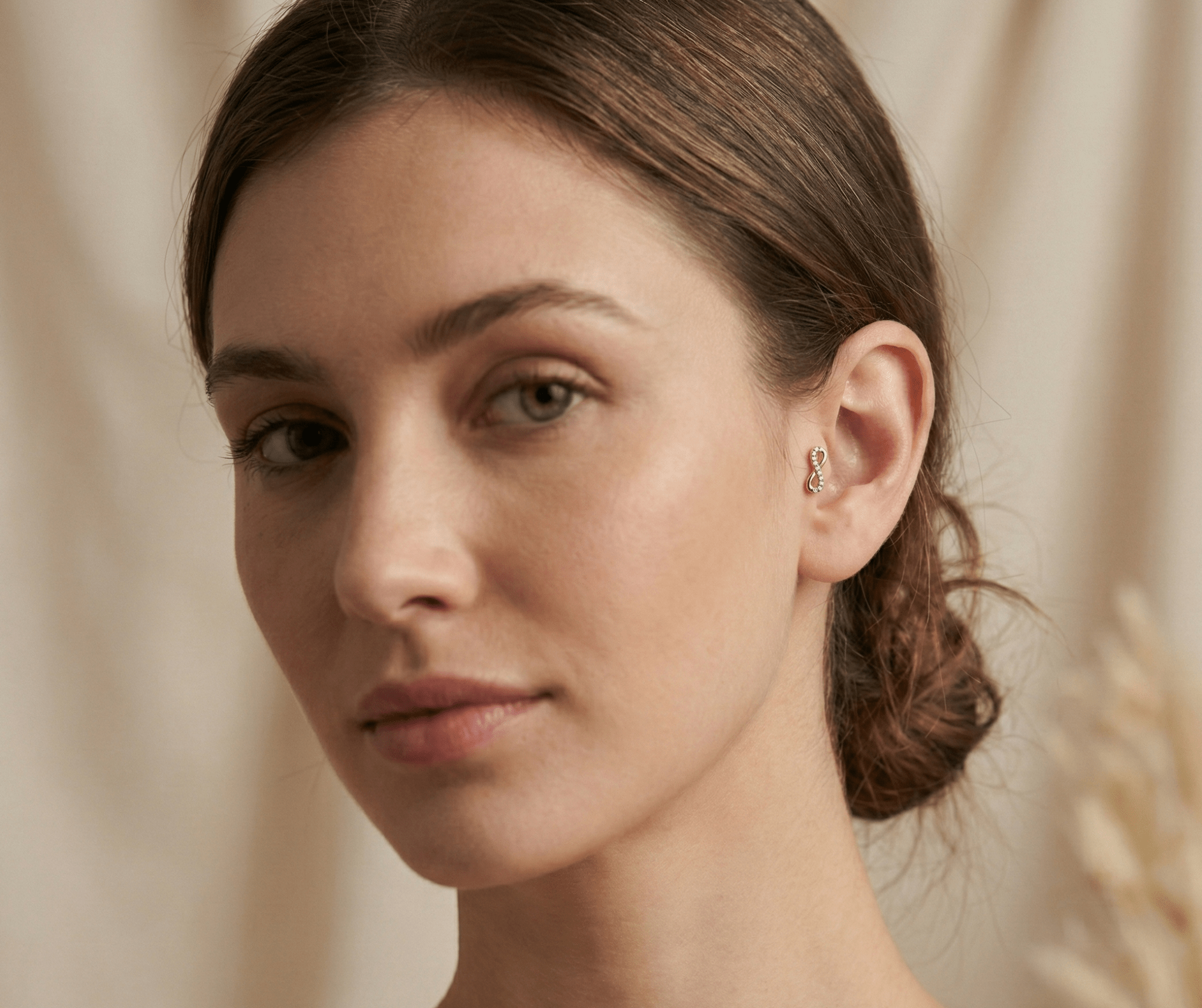 14K Tragusörhänge Oändlighetssymbol I Äkta Guld Elegant Broskörhänge - Noxlookjewelry