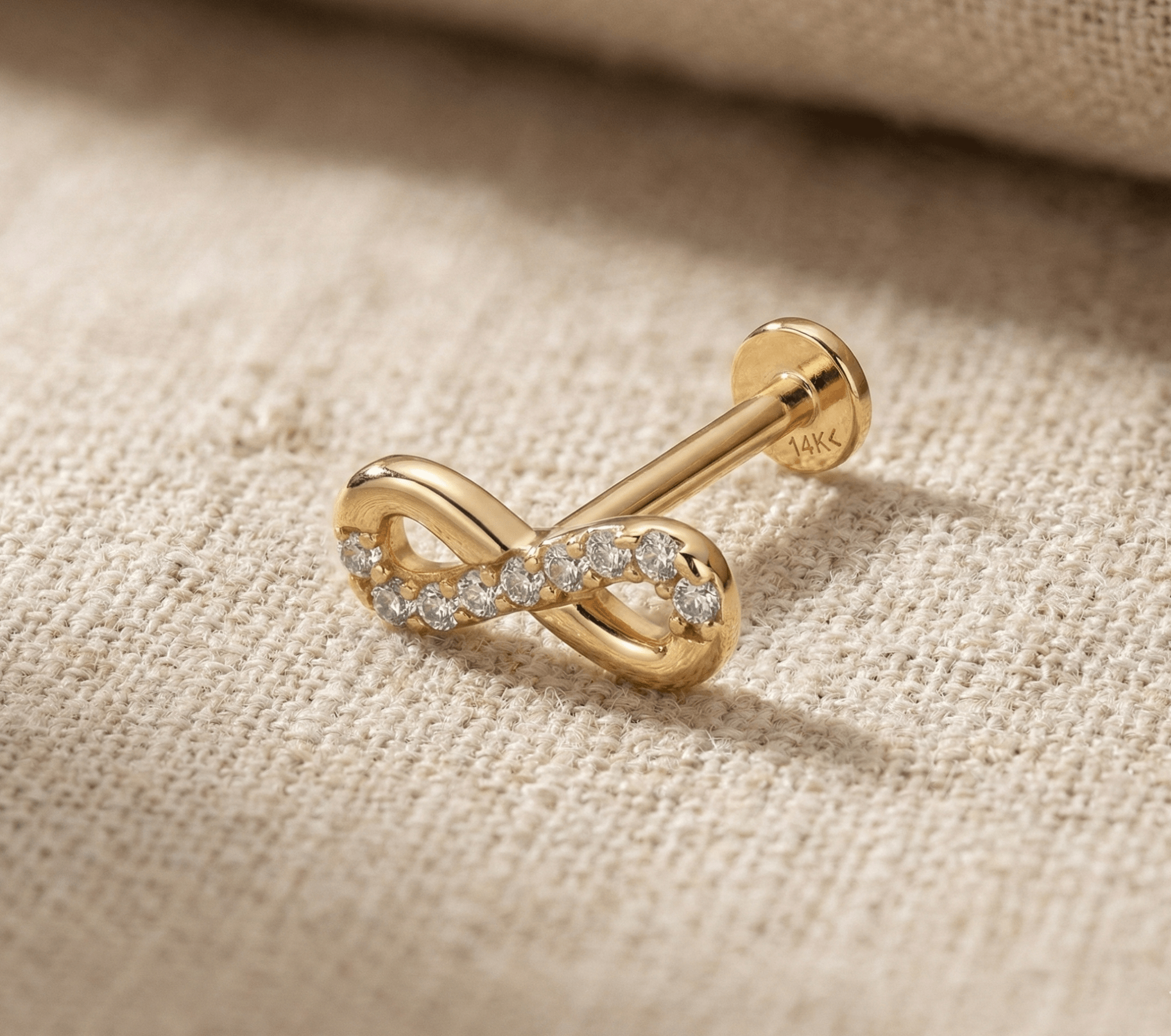 14K Tragusörhänge Oändlighetssymbol I Äkta Guld Elegant Broskörhänge - Noxlookjewelry