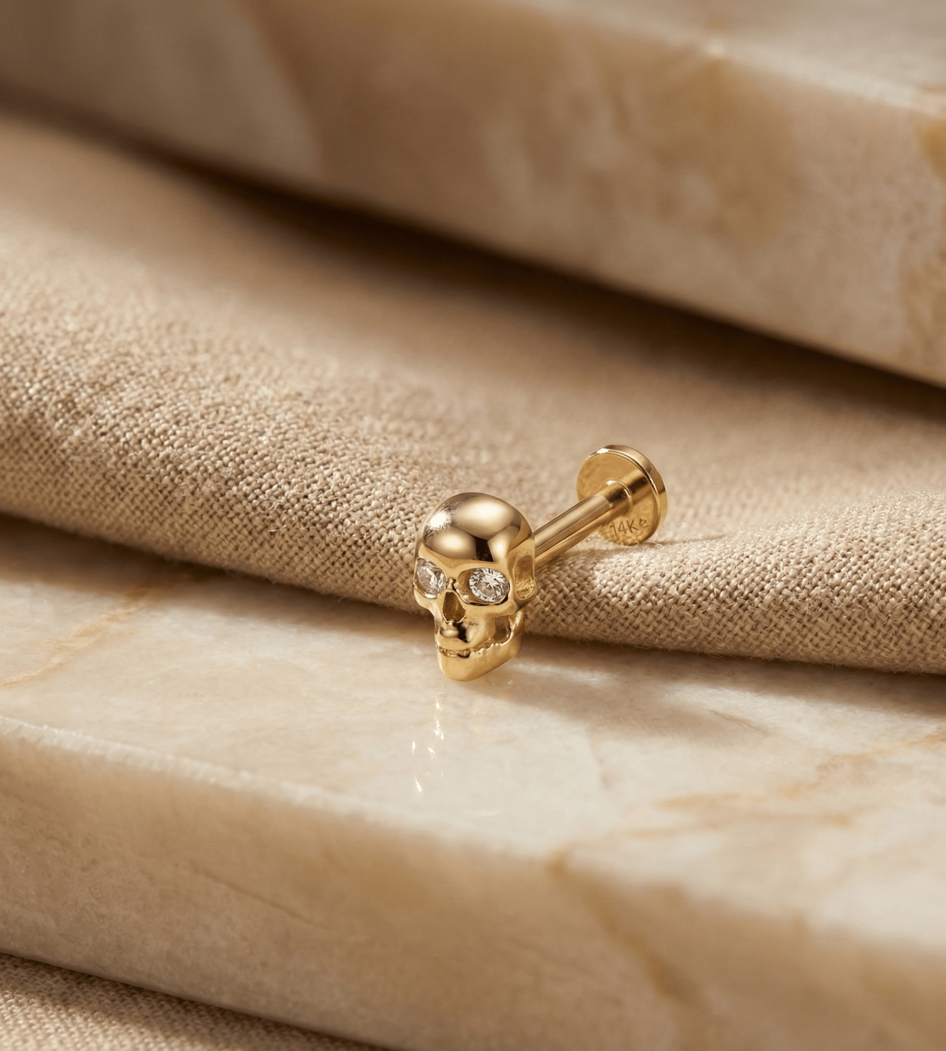 14K Tragusörhänge Skalle I Äkta Guld Minimal Broskörhänge - Noxlookjewelry