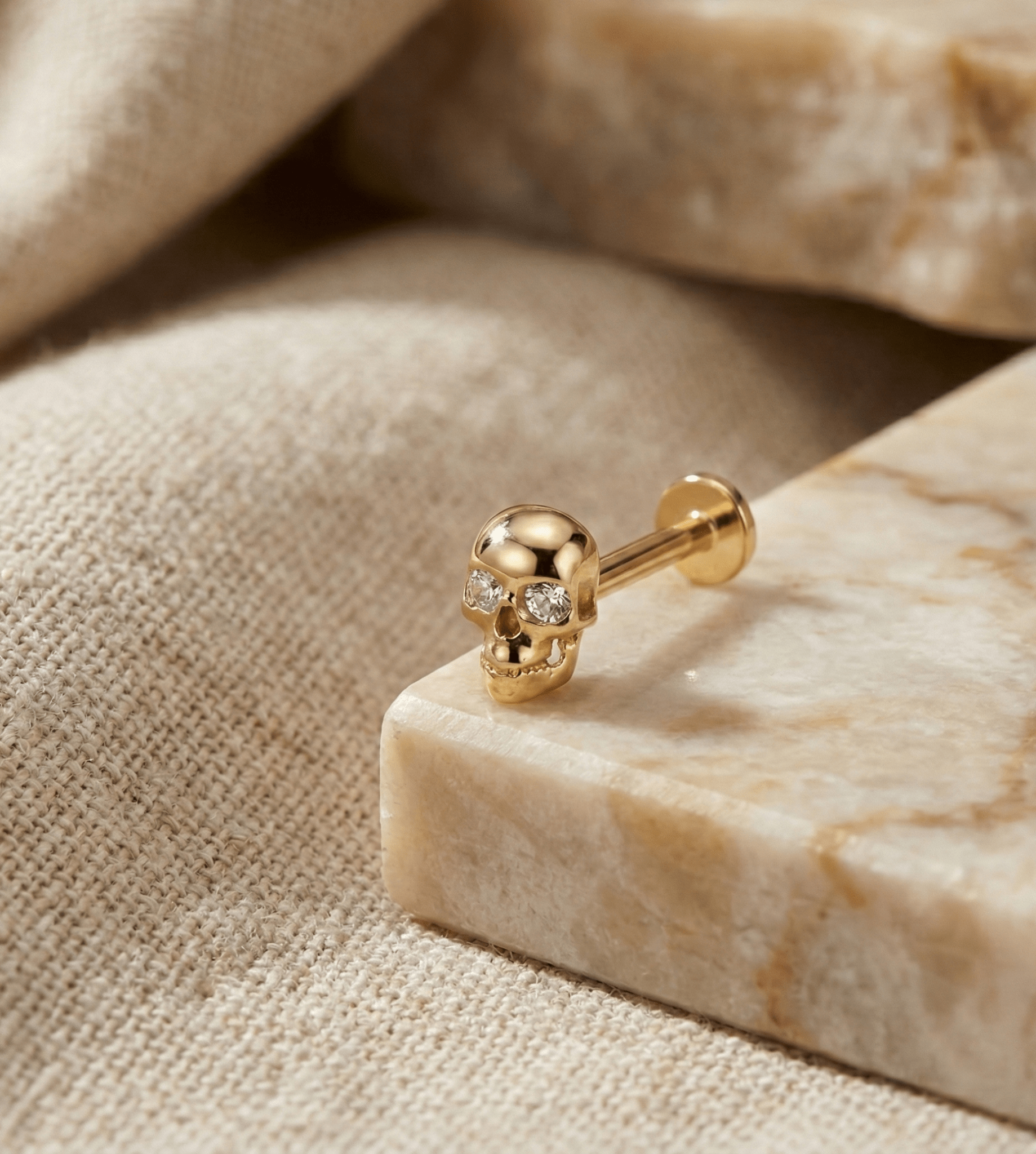 14K Tragusörhänge Skalle I Äkta Guld Minimal Broskörhänge - Noxlookjewelry