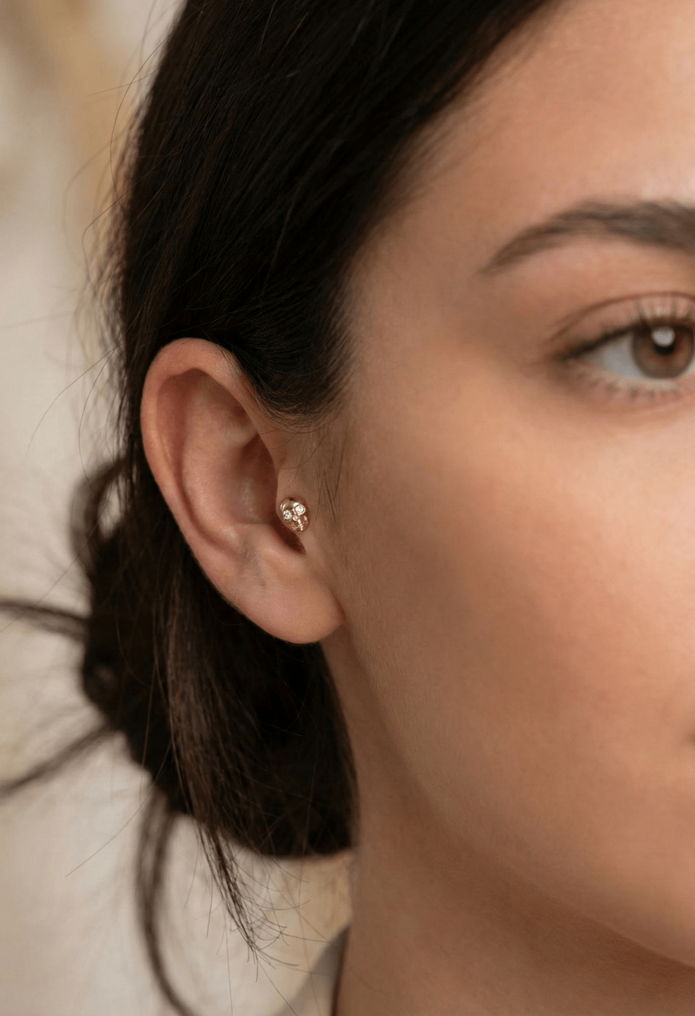 14K Tragusörhänge Skalle I Äkta Guld Minimal Broskörhänge - Noxlookjewelry