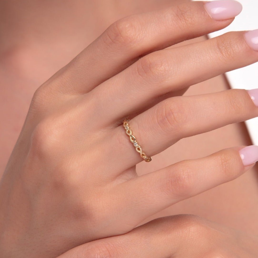 Äkta 14K Guldring för Dam med Oändlighetssymbol och Små Stenar - Noxlookjewelry