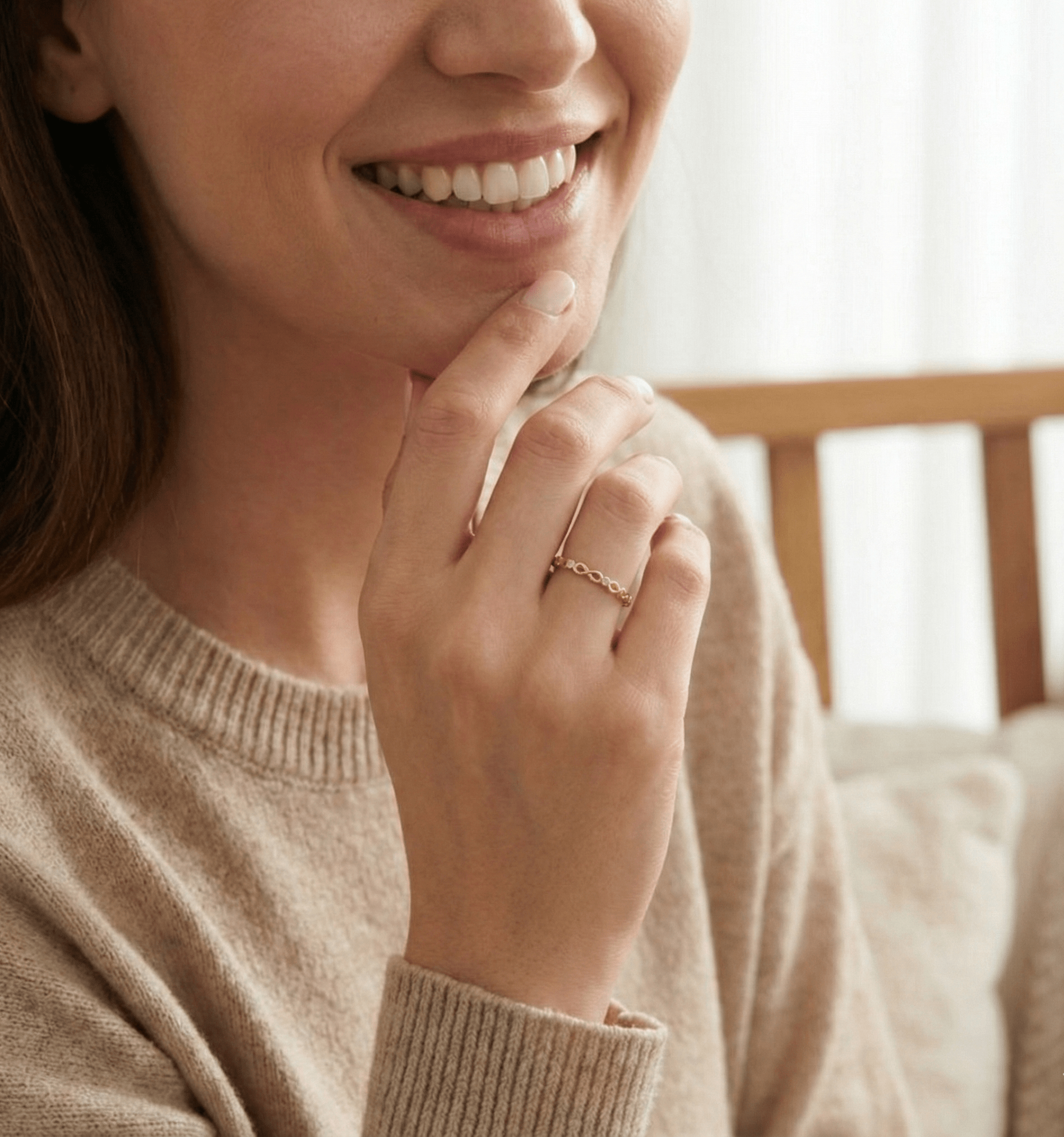 Äkta 14K Guldring för Dam med Oändlighetssymbol och Små Stenar - Noxlookjewelry
