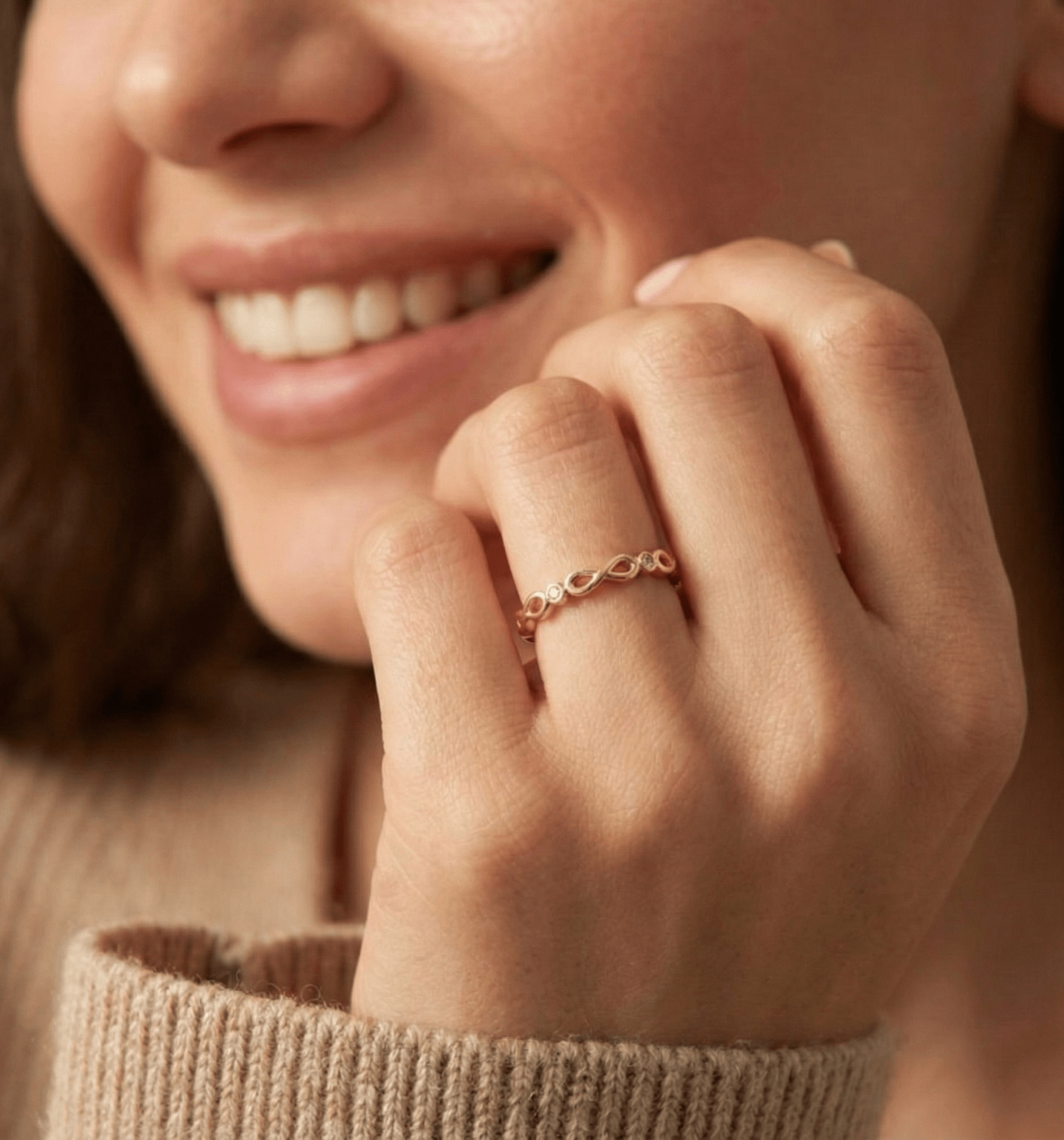 Äkta 14K Guldring för Dam med Oändlighetssymbol och Små Stenar - Noxlookjewelry