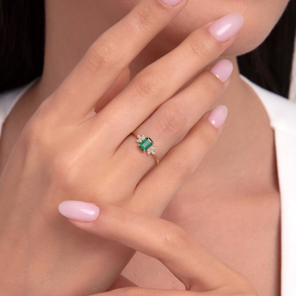 Äkta 14K Guldring med Grön Sten och Små Stenar för Dam - Noxlookjewelry