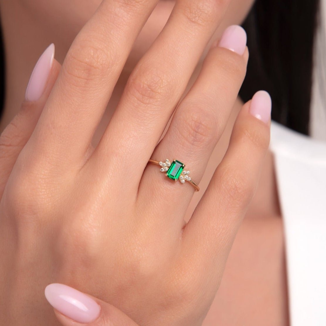 Äkta 14K Guldring med Grön Sten och Små Stenar för Dam - Noxlookjewelry